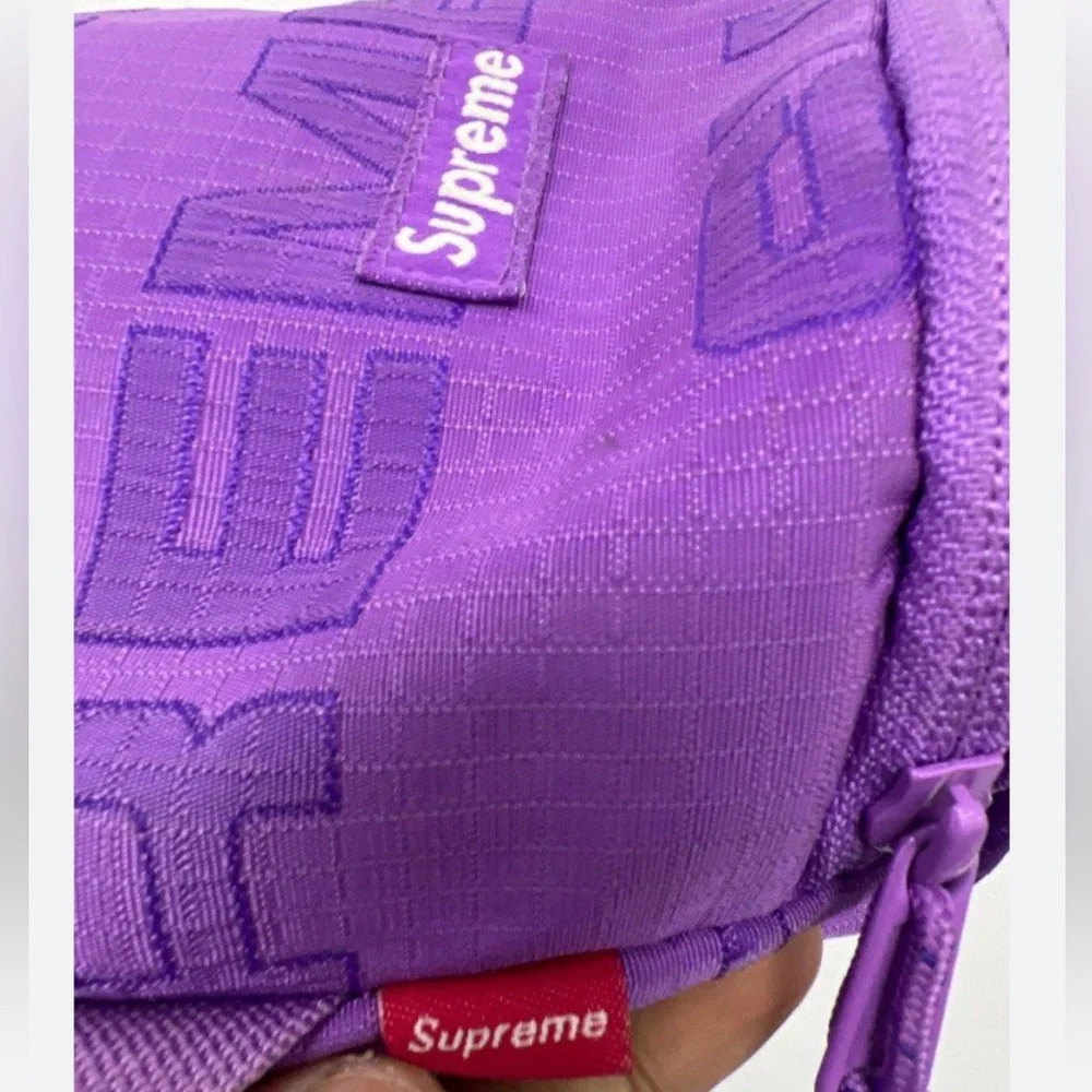 Supreme‎ neck pouch